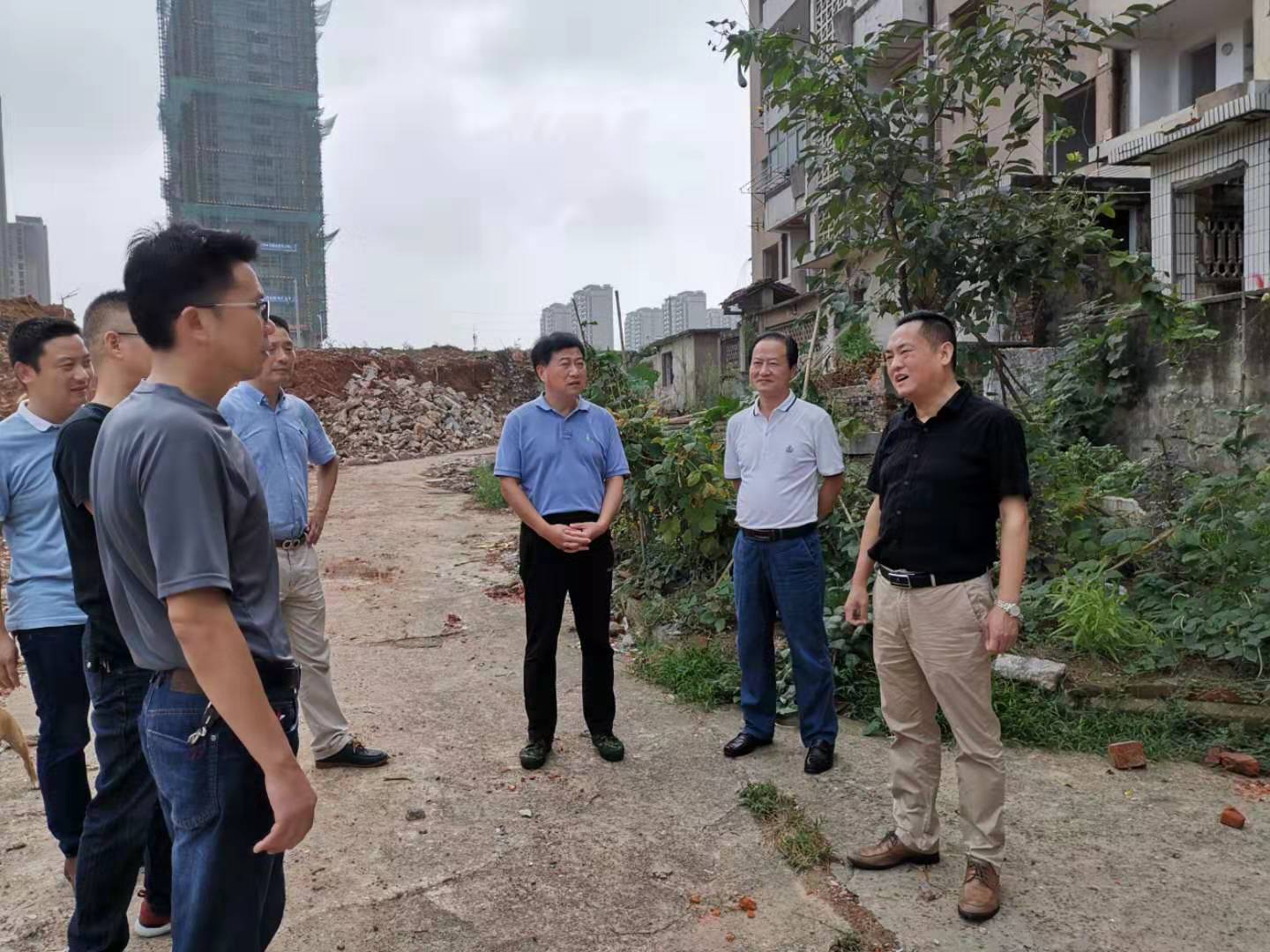 為加快方家沖、造紙廠和桂花園新安置區(qū)建設(shè)，2019年9月5日下，市城建集團(tuán)總經(jīng)理衛(wèi)民陪同市政府副秘書長(zhǎng)劉陳寅深入項(xiàng)目建設(shè)現(xiàn)場(chǎng)，調(diào)度推進(jìn)安置區(qū)征遷工作.jpg