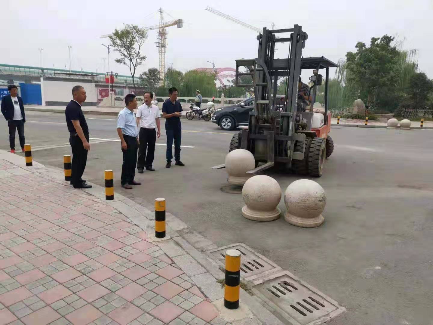 為向新中國(guó)成立七十周年獻(xiàn)禮，市城建集團(tuán)攻堅(jiān)克難，實(shí)現(xiàn)了北門棚改區(qū)域民生路10月1日零時(shí)順利通車。國(guó)慶假期，市城建集團(tuán)堅(jiān)持做好一線工作，在與交警部門共同做好民生路通車保障工作外，抓細(xì)節(jié)，抓落實(shí)，確保其他各項(xiàng)工作有序推進(jìn)。.jpg